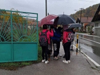 ŠESTORO DECE, ČETIRI KIŠOBRANA I JEDAN PAS IZ KRUŠEVICE