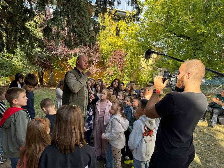 УЧЕНИЦИ 1. И 4. РАЗРЕДА ОШ &bdquo;ВУК КАРАЏИЋ&ldquo; ИЗ НОВОГ САД СУ УЧЕСТВОВАЛИ У СНИМАЊУ ЕКОЛОШКЕ ТВ ЕМИСИЈЕ ЗА ДЕЦУ &bdquo;ПИТАМ СЕ, ПИТАМ&ldquo;, РТВ ВОЈВОДИНЕ